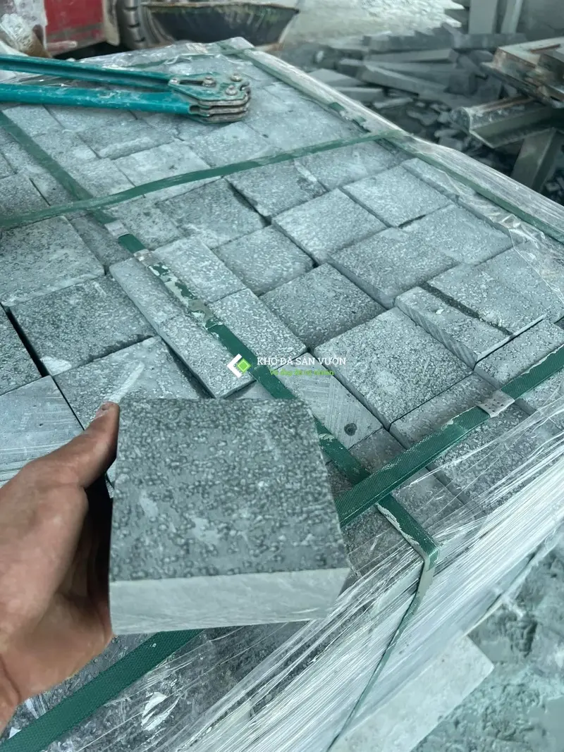 Cận cảnh bề mặt đá lát sân đá cubic xanh rêu băm