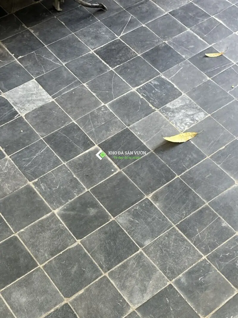 Cận cảnh bề mặt đá cubic xanh đen mài lát sân