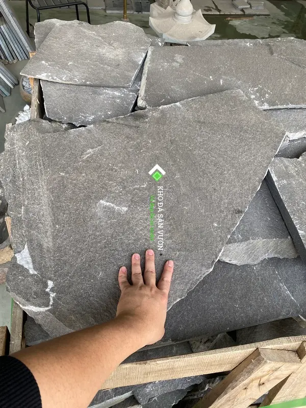 Kích thước đá rối đen bản to so với lòng bàn tay